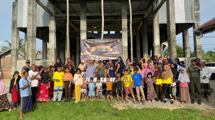 JUMAT BERKAH, PRAJURIT YONIF 117/KY BERBAGI MAKANAN GRATIS KEPADA MASYARAKAT   