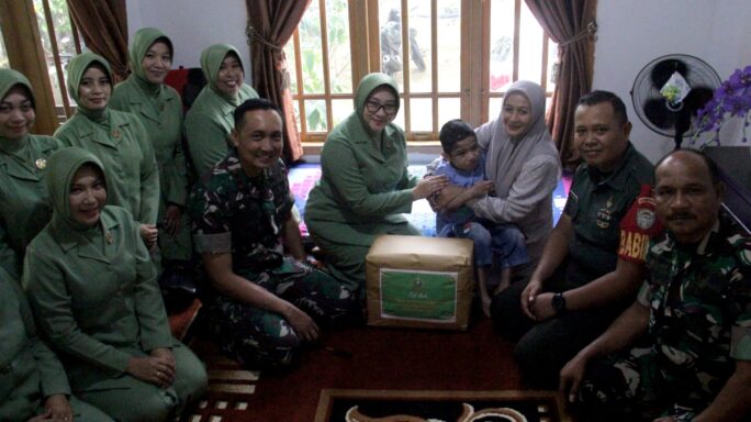 Dandim 0101/Kota Banda Aceh Serta Ketua Persit Berikan Bantuan Kepada Keluarga Anggota Berkebutuhan Khusus