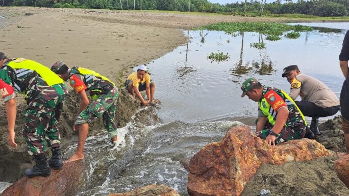 Cegah Banjir, Prajurit TNI – Polri, Mahasiswa KPM STAIN TDM Dan Masyarakat Gotong Royong Buat Saluran Air