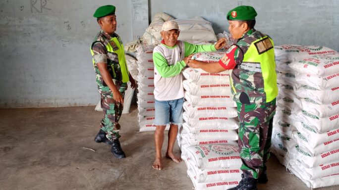 Babinsa Cek Persediaan Beras Di Pabrik Penggilingan Padi