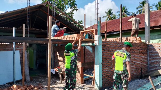 Ringankan Pekerjaan Warga Desa Binaan Babinsa Bantu Bangun Rumah.