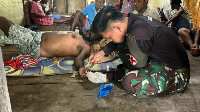 Pertolongan Cepat Personel Satgas Yonif 116/Garda Samudra Bantu Evakuasi Warga Yang Mengalami Malaria