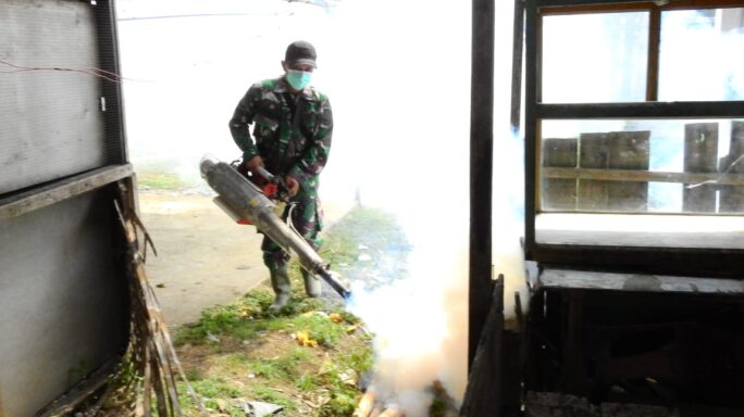 Cegah DBD, Satgas TMMD Reguler Ke 119 Kodim 0117/Aceh Tamiang Lakukan Fogging.