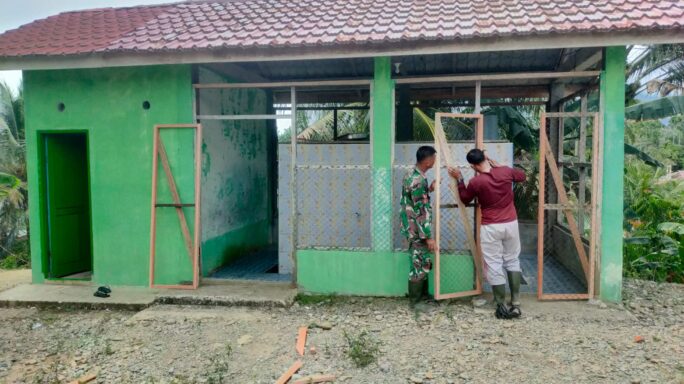 Anggota Satgas TMMD Reguler Ke 119 Perbaiki Pintu Kamar Mandi Masjid Kaloy.