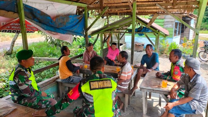 Jelang Bulan Ramadhan, Babinsa Komsos Dengan Warga