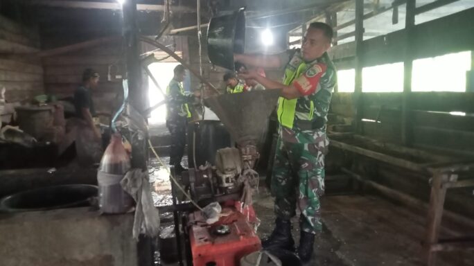 Jaga Hubungan Harmonis Babinsa Bersama Warga Komsos Ke Pembuat Roti Kacang Ijo