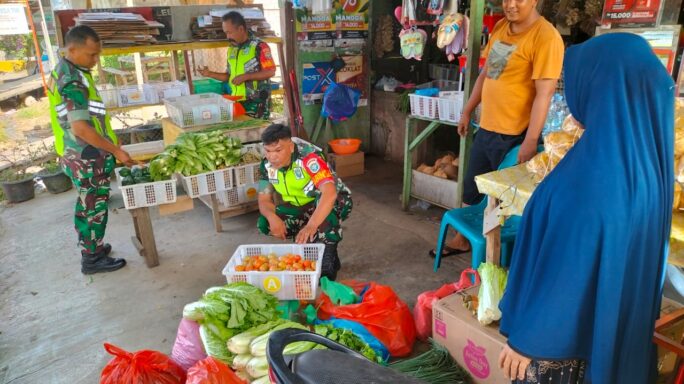 Sambut Ramadhan Tiba Babinsa Terjun Ke Pasar Cek Ketersediaan Dan Harga Sembako