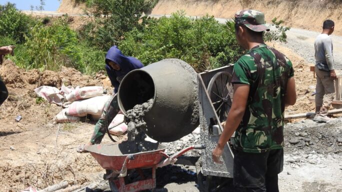 Prajurit Satgas TMMD Kebut pengecoran kupingan gorong-gorong.
