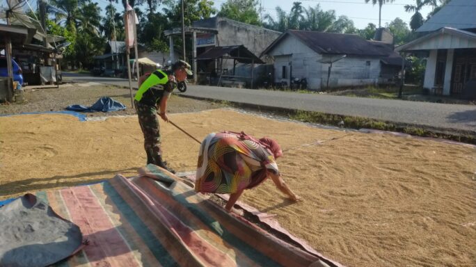 Di Tengah Menjalankan Ibadah Puasa, Serda Rahmatul Maulid Tetap Menyempatkan Diri Membantu Warga Binaannya