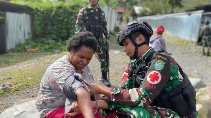 Kembali Lakukan Anjangsana ke Kampung Kulog Enggame, Kedatangan Satgas Yonif 115/ML Disambut Hangat oleh Masyarakat