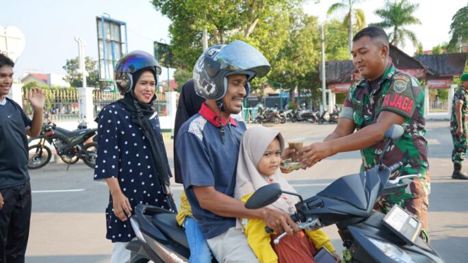 Berkah Ramadhan, Kodim 0103/Aceh Utara Bagikan Takjil Jelang Berbuka Puasa