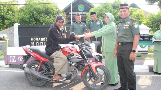 Dandim Dan Ketua Persit KCK Cab XXIII Dim 0108 Agara Bagikan Takjil Jelang Berbuka Puasa.