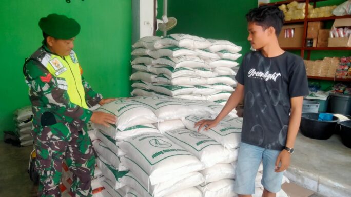 Babinsa Posramil Lawe Bulan Cek Harga Dan Ketersediaan Beras Di Kios Pajak