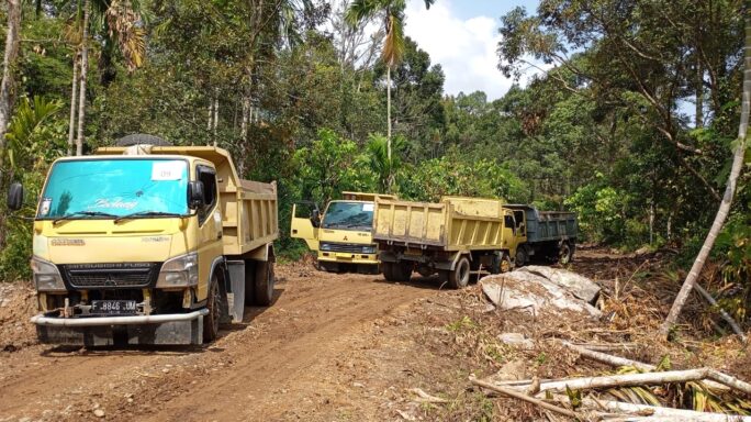 Armada Angkut Material Pengerasan Jalan TMMD ke-119 Kodim 0102/Pidie Dikerahkan Penuh