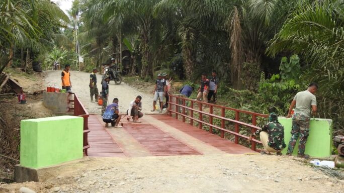 Cat Turut Menjadi Tahapan Akhir Dalam Finishing Rehab Jembatan TMMD