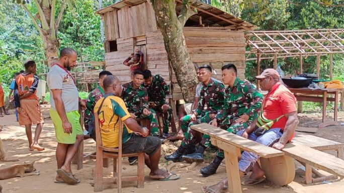 Melalui Komsos Satgas Pamtas Statis RI-PNG Yonif 111/KB Ajak Masyarakat Jaga Kekompakan