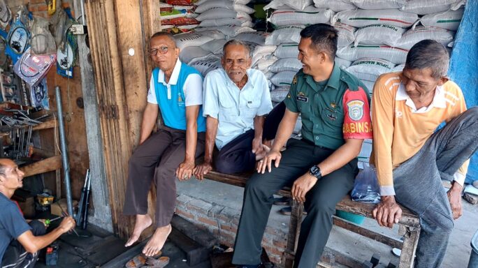 Babinsa Tiro Gencar Lakukan Komsos dengan Masyarakat Setempat   
