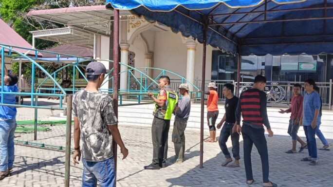 Babinsa Tangse Gotong Royong Pasang Tenda Buka Puasa Bersama   