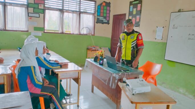 Babinsa Koramil 03/Kaway XVI Sampaikan Wasbang Pada Kegiatan Dinul Islam Bulan Ramadhan Di SMPN 1 Kaway XVI