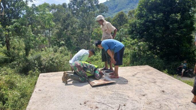 Jaga Kelancaran Air Bersih Babinsa Ajak Warga Bersihkan Bak Penampungan Dan Pipa Yang Rusak