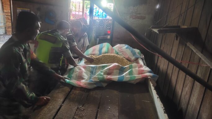 Babinsa Sambangi Pelaku UMKM Warga Desa Binaan Pembuat Tempe