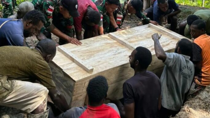 Satgas Yonif 116/Garda Samudra Bantu Pemakaman Warga Di Kampung Sempan Timur, Distrik Jita