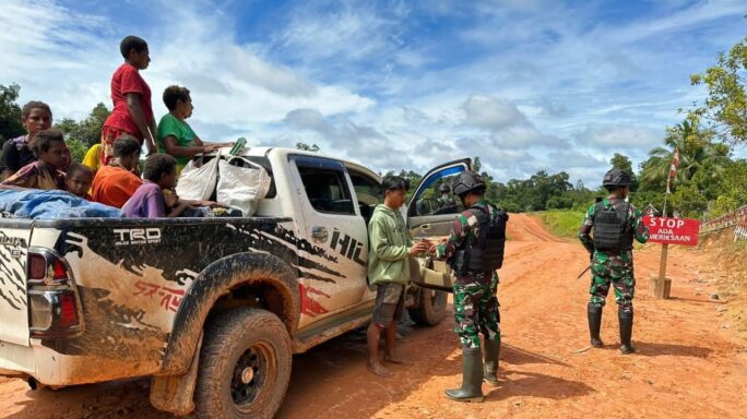 Antisipasi Ancaman Dan Gangguan Satgas Pamtas Statis RI-PNG Yonif 111/KB Perketat Pemeriksaan Di Perbatasan