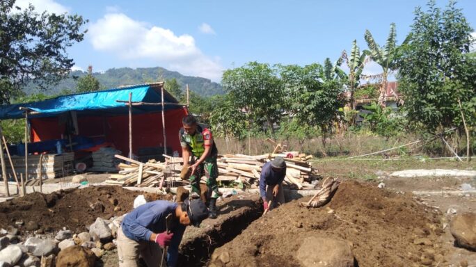 Ciptakan Kedekatan, Babinsa Bantu Pemasangan Pondasi Rumah Warga