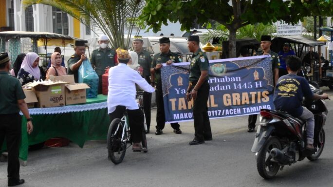 Kodim 0117/Aceh Tamiang Bagikan Ratusan Takjil kepada Pengendara Sepeda Motor Dan Perjalanan Kaki