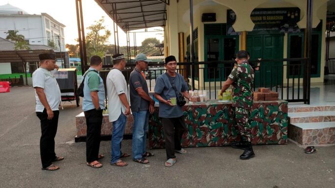Kodim 0101/Kota Banda Aceh Bagikan Takjil untuk Berbuka Puasa di Depan Mushalla Al-Fattah Makodim