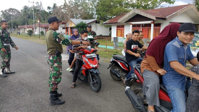 RAMADHAN BERBAGI, PRAJURIT YONIF 117/KY KEMBALI MEMBAGIKAN TAKJIL GRATIS KEPADA MASYARAKAT.