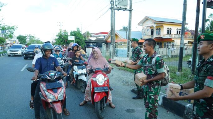 Jum’at Berkah di Bulan Suci Ramadhan, Korem 012/TU Bagi Takjil On The Road