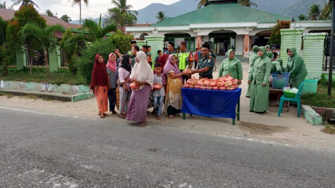 Koramil 0108-07/Semadam Bersama Jajarannya Bagi – Bagi Takjil Berbuka Puasa.