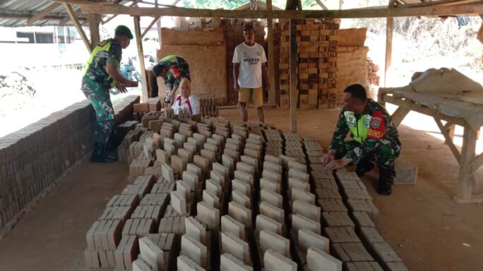 Beri Motivasi Babinsa Sambangi Warga Usaha Batu Bata.