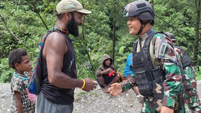 Melalui Komsos Personel Pos Banti Jalin Keakraban Kepada Warga Desa Kembeli