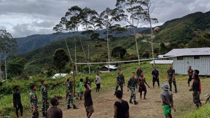 Satgas Yonif 115/ML Laksanakan Olahraga Bersama Masyarakat Kampung Wuyuneri