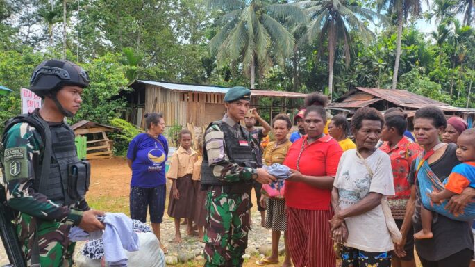 Momentum Ramadhan Satgas Pamtas Statis RI-PNG Yonif 111/KB Bagi Pakaian Dan Makananan