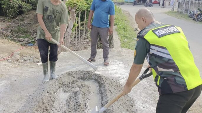 Ringankan Beban Warga Desa Binaannya, Babinsa Padang Tiji Bantu Aduk Material Semen   
