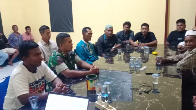 Tingkatkan Sinergitas, Babinsa Gelar Komsos dengan Perangkat Desa Usai Tarawih   