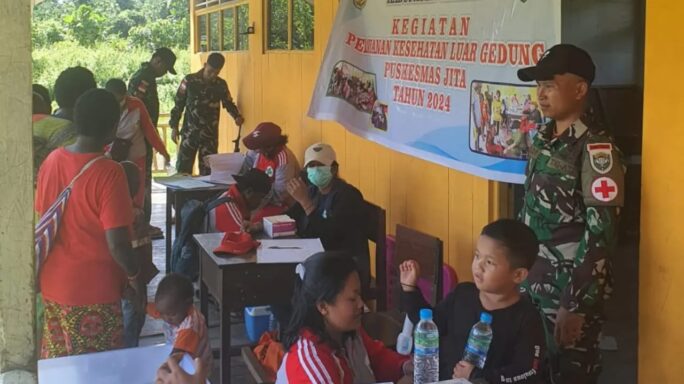 Satgas Yonif 116/Garda Samudra Bersama Tenaga Kesehatan Dari Pukesmas Berikan Pelayanan Kesehatan