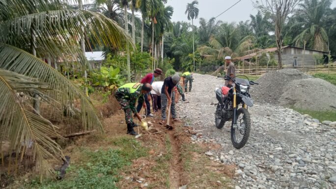 Babinsa Bersama Warga Masyarakat Gotong Royong Gali Parit Tanah Unruk Pipa Air Bersih
