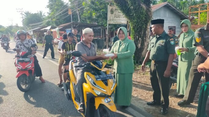 Koramil 0108-03/Badar Bagi Takjil Jelang Buka Puasa.