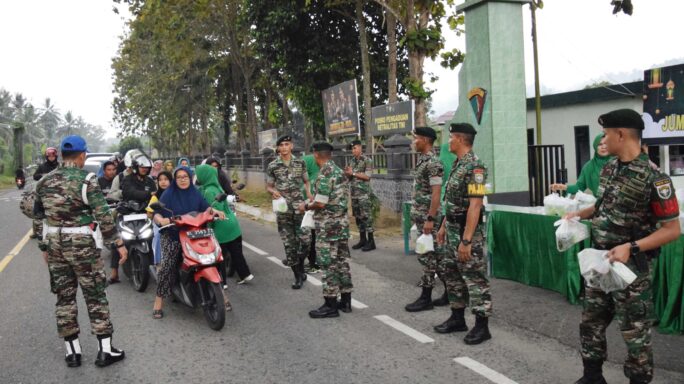 Prajurit dan Persit Badak Hitam Yonif 113/JS Bagi – Bagi Takjil Gratis.