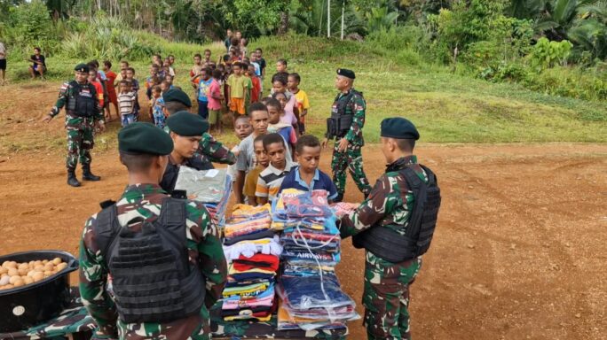 Peringati Minggu Paskah Satgas Pamtas Statis RI-PNG Yonif 111/KB Bagi Sembako Dan Pakaian