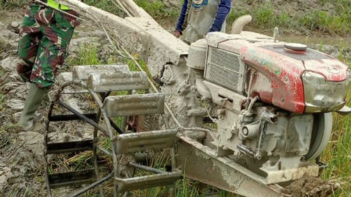 Wujud Kepedulian, Babinsa Bantu Warga Bajak Sawah