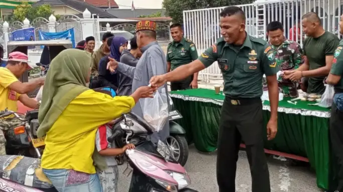Senyum Bahagia Masyarakat Saat Di Sambut TNI Kodim 0103/Aut Bagikan Takjil Gratis