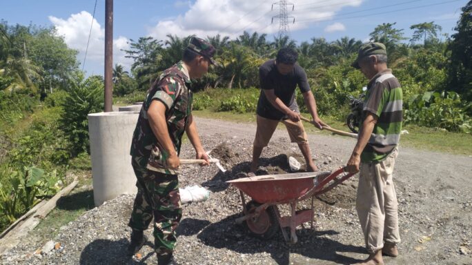 Sebagai Aparat Teritorial, Kopda Zanal Abidin Bantu Pembangunan Rumah Warga Binaan