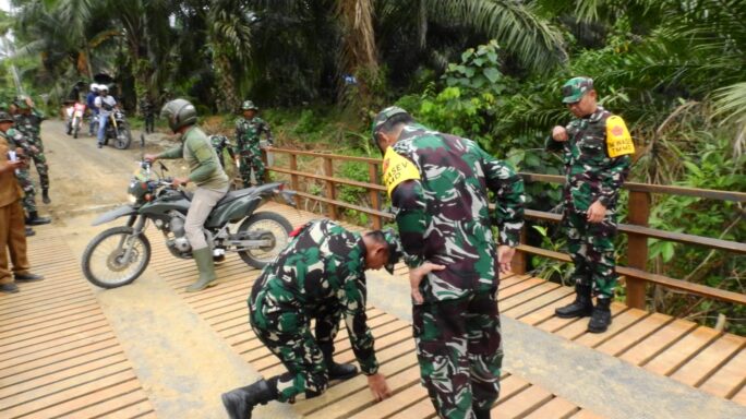 Tim Wasev Mabes TNI Teliti Jembatan TMMD Reguler ke 119 Kodim 0117/Aceh Tamiang