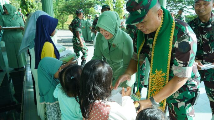 Danrem 012/TU dan Ketua Persit Koorcabrem 012 Berbagi Kebahagiaan Dengan Anak Yatim