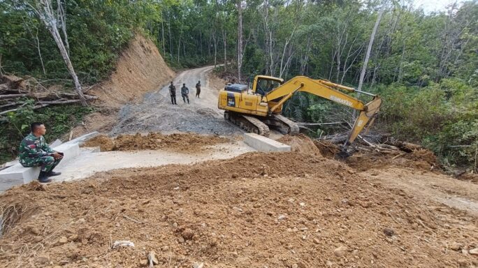 Ekskavator Kembali Digunakan Untuk Pekerjaan Penimbunan Tanah Di Plat Beton Dan Gorong – Gorong.